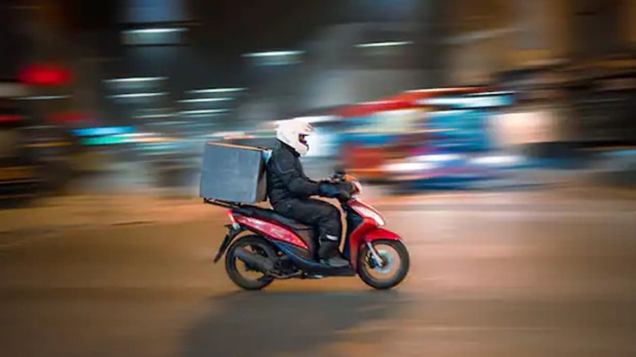 സിംഗപ്പൂരില്‍ നിന്ന് അന്‍റാര്‍ട്ടിക്കയിലേക്ക് ഫുഡ് ഡെലിവെറി; വീഡിയോ വൈറലാകുന്നു...