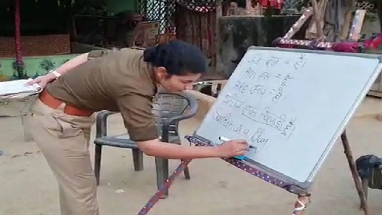 बुलंदशहर में पुलिस वाली मैडम की पाठशाला, सड़क किनारे कुछ यूं पढ़ा रही गरीब बच्चों को बुलंदशहर में पुलिस वाली मैडम की पाठशाला, सड़क किनारे कुछ यूं पढ़ा रही गरीब बच्चों को