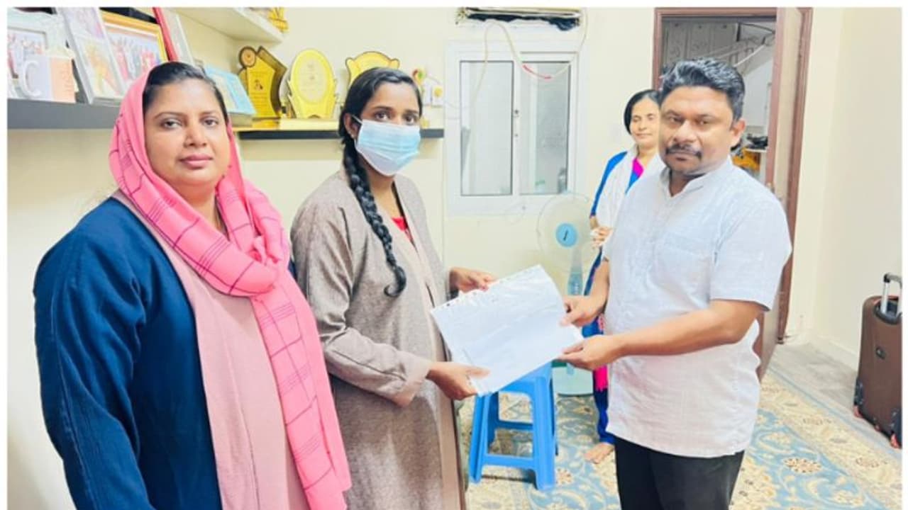 നിയമക്കുരുക്കില്പെട്ട് ഒരു വര്ഷത്തിലധികം ദുരിതമനുഭവിച്ച പ്രവാസി വനിത ഒടുവില് നാട്ടിലെത്തി നിയമക്കുരുക്കില്പെട്ട് ഒരു വര്ഷത്തിലധികം ദുരിതമനുഭവിച്ച പ്രവാസി വനിത ഒടുവില് നാട്ടിലെത്തി