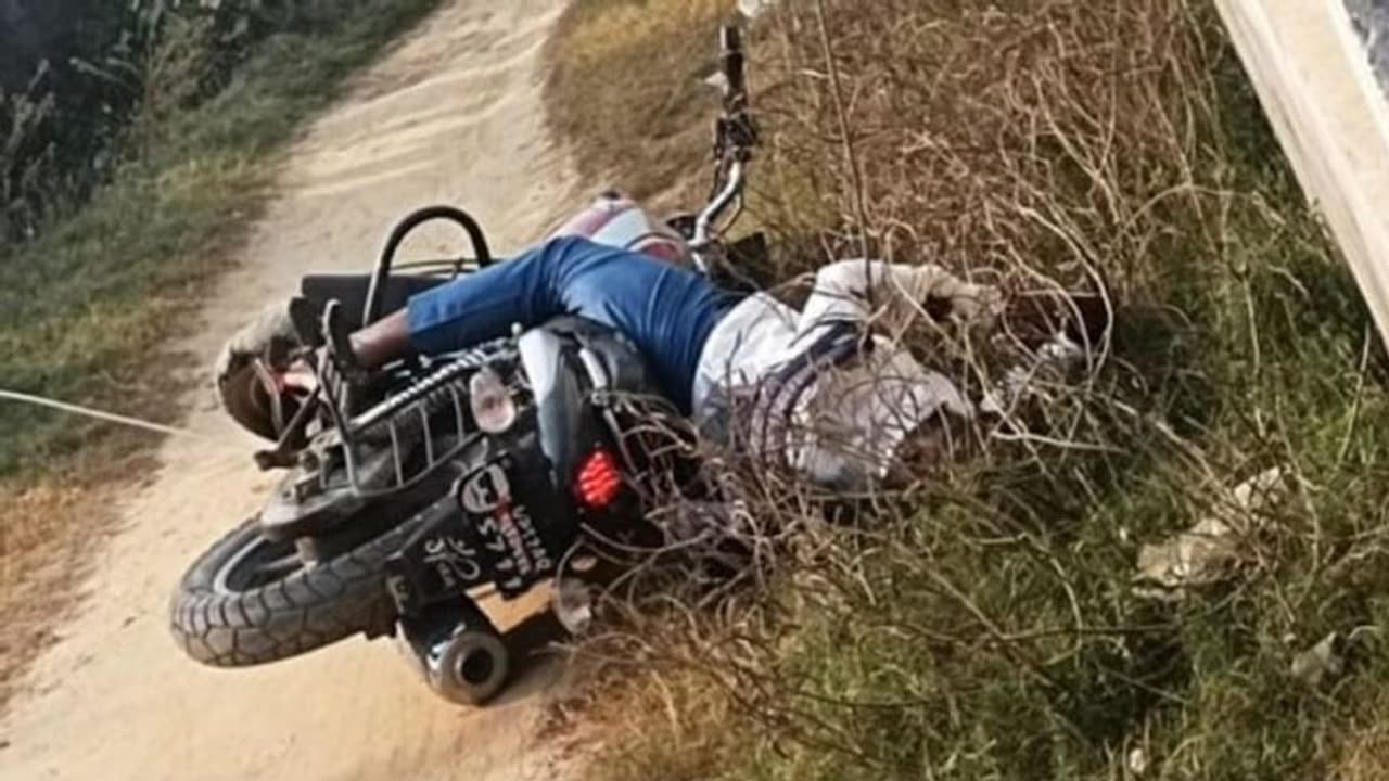 10वीं के छात्र की करंट लगने से मौके पर मौत, रास्ते में हाईटेंशन तार की चपेट में आया युवक, परिजन ने की ये मांग 10वीं के छात्र की करंट लगने से मौके पर मौत, रास्ते में हाईटेंशन तार की चपेट में आया युवक, परिजन ने की ये मांग