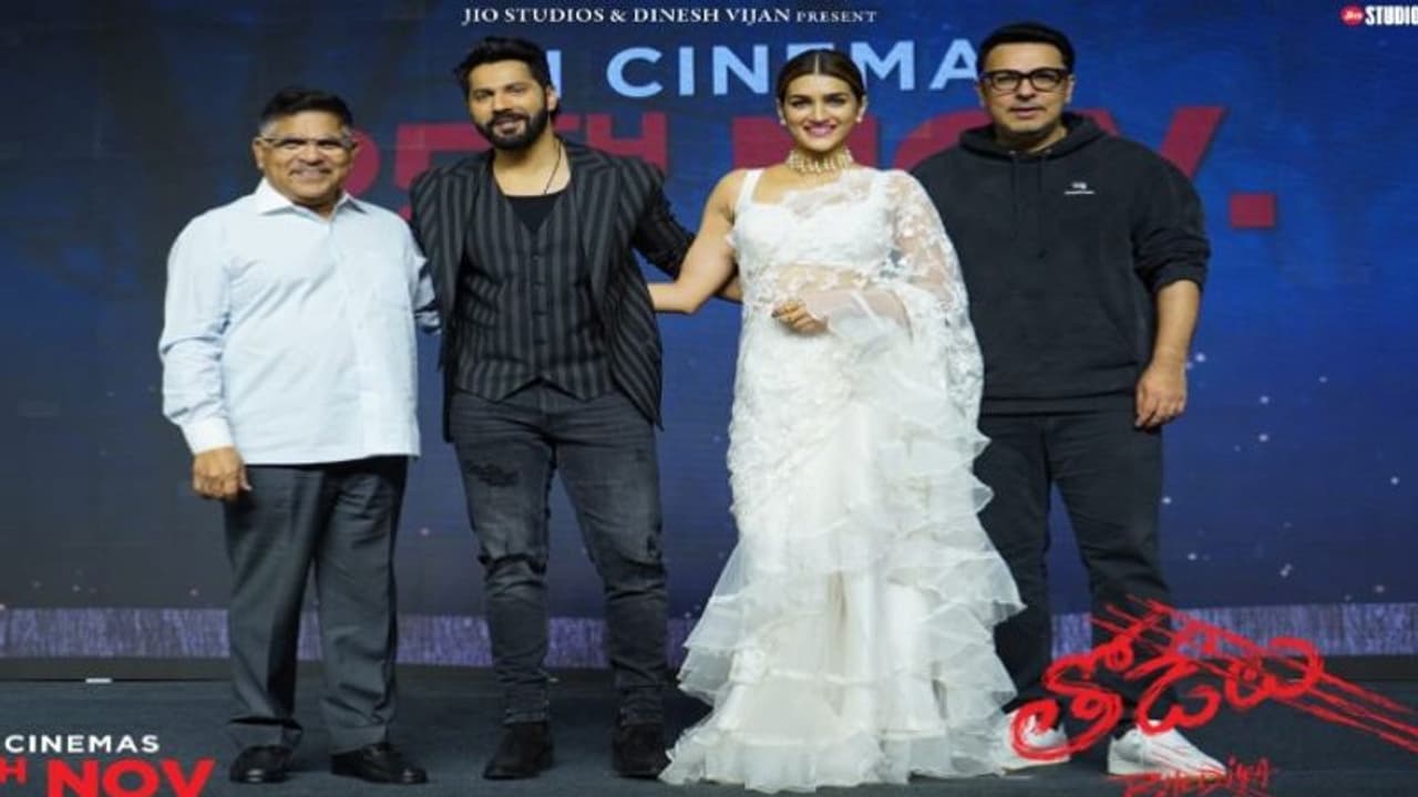 హైదరాబాద్ నాకు సొంత ఇళ్లులా అనిపిస్తోంది .. తెలుగులోనూ సినిమా చేస్తా.. వరుణ్ ధావన్ కామెంట్స్ వైరల్! హైదరాబాద్ నాకు సొంత ఇళ్లులా అనిపిస్తోంది .. తెలుగులోనూ సినిమా చేస్తా.. వరుణ్ ధావన్ కామెంట్స్ వైరల్!