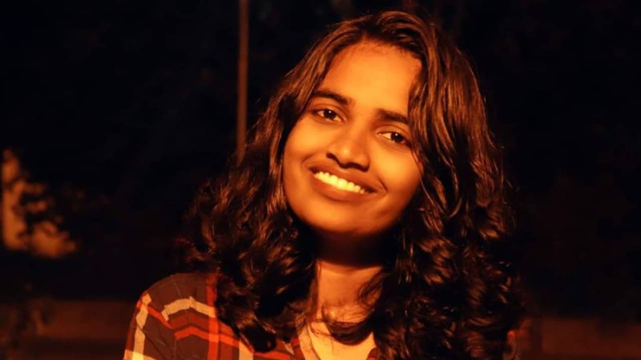 മലയാളി മാധ്യമ പ്രവർത്തക ഹൈദരാബാദിൽ വാഹനാപകടത്തിൽ മരിച്ചു മലയാളി മാധ്യമ പ്രവർത്തക ഹൈദരാബാദിൽ വാഹനാപകടത്തിൽ മരിച്ചു