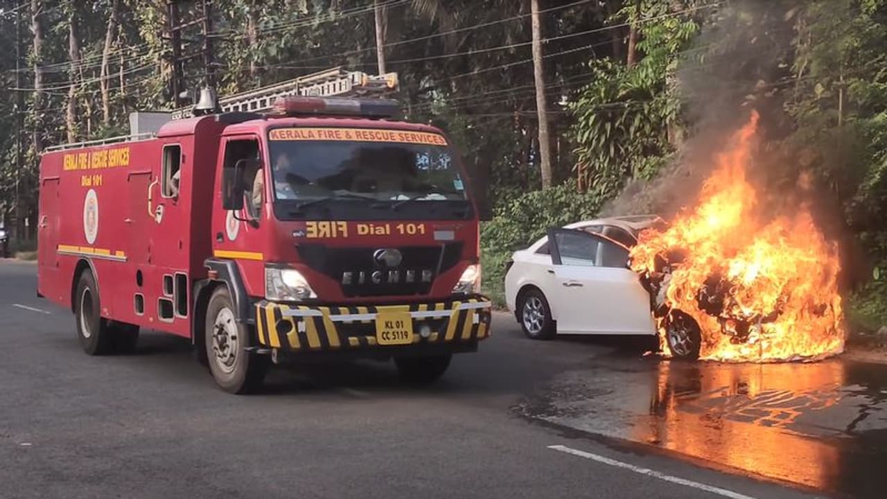 കുന്നംകുളത്ത് ഓടിക്കൊണ്ടിരുന്ന കാർ നടുറോഡിൽ നിന്നു കത്തി, കുതിച്ചെത്തി അഗ്നിരക്ഷാ സേന, തീയണച്ചു VIDEO