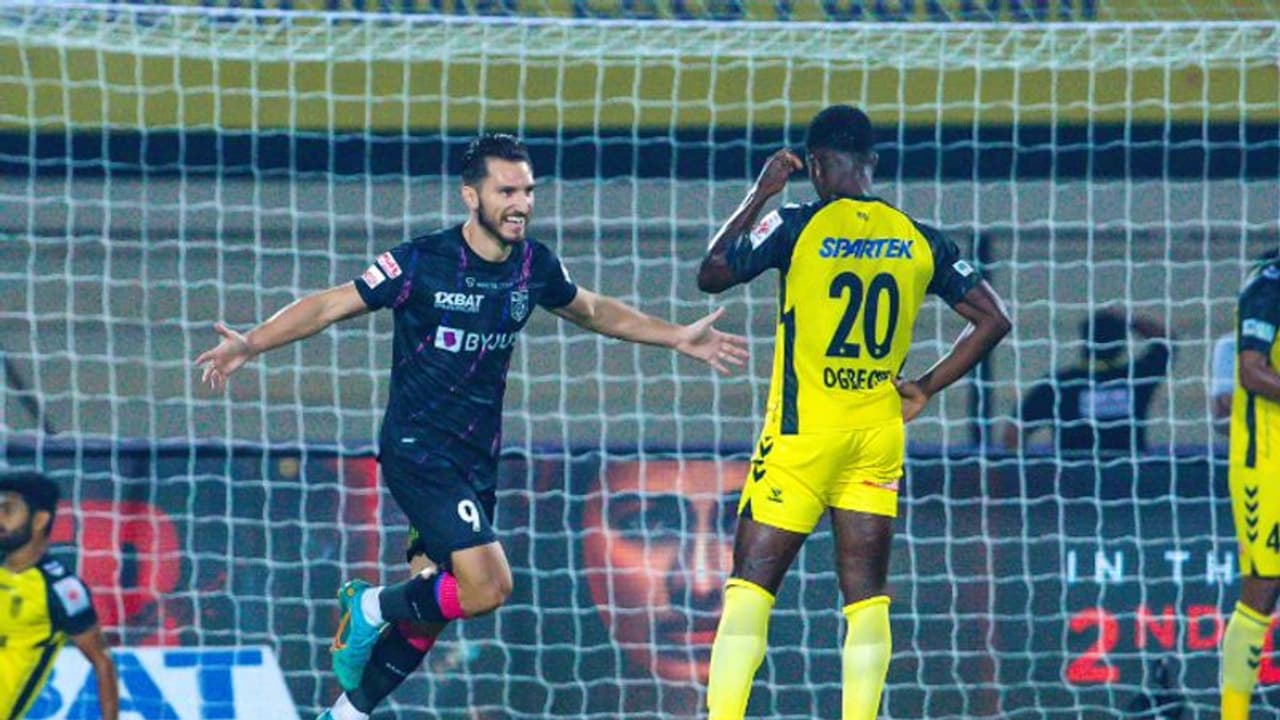 കൊമ്പന്മാരുടെ പടയോട്ടത്തില് ഹൈദരാബാദ് വീണു; ജയവുമായി ബ്ലാസ്റ്റേഴ്സ് മൂന്നാമത് കൊമ്പന്മാരുടെ പടയോട്ടത്തില് ഹൈദരാബാദ് വീണു; ജയവുമായി ബ്ലാസ്റ്റേഴ്സ് മൂന്നാമത്