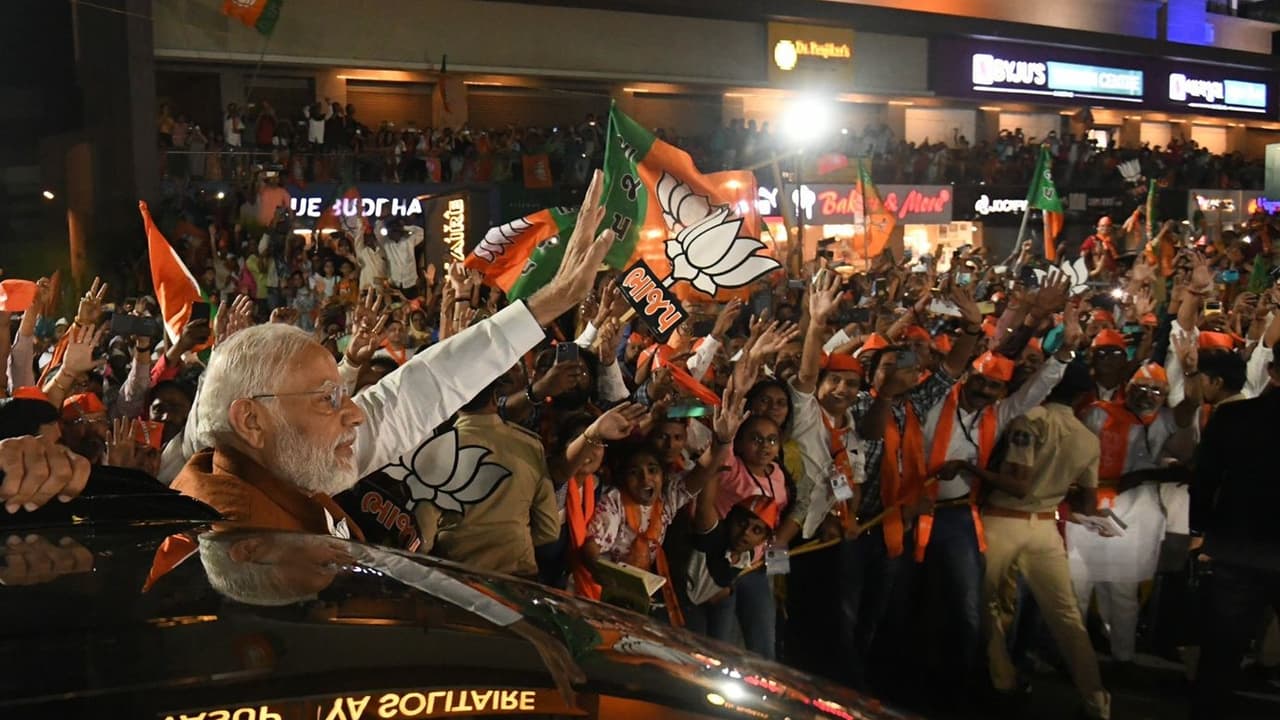 ప్రధాని మోడీ, గుజారత్, అసెంబ్లీ ఎన్నికలు, వాపి, రోడ్ షో, బీజేపీ, Prime Minister Modi, Gujarat, Assembly Elections, VAPI, Road Show, BJP, ప్రధాని మోడీ, గుజారత్, అసెంబ్లీ ఎన్నికలు, వాపి, రోడ్ షో, బీజేపీ, Prime Minister Modi, Gujarat, Assembly Elections, VAPI, Road Show, BJP,