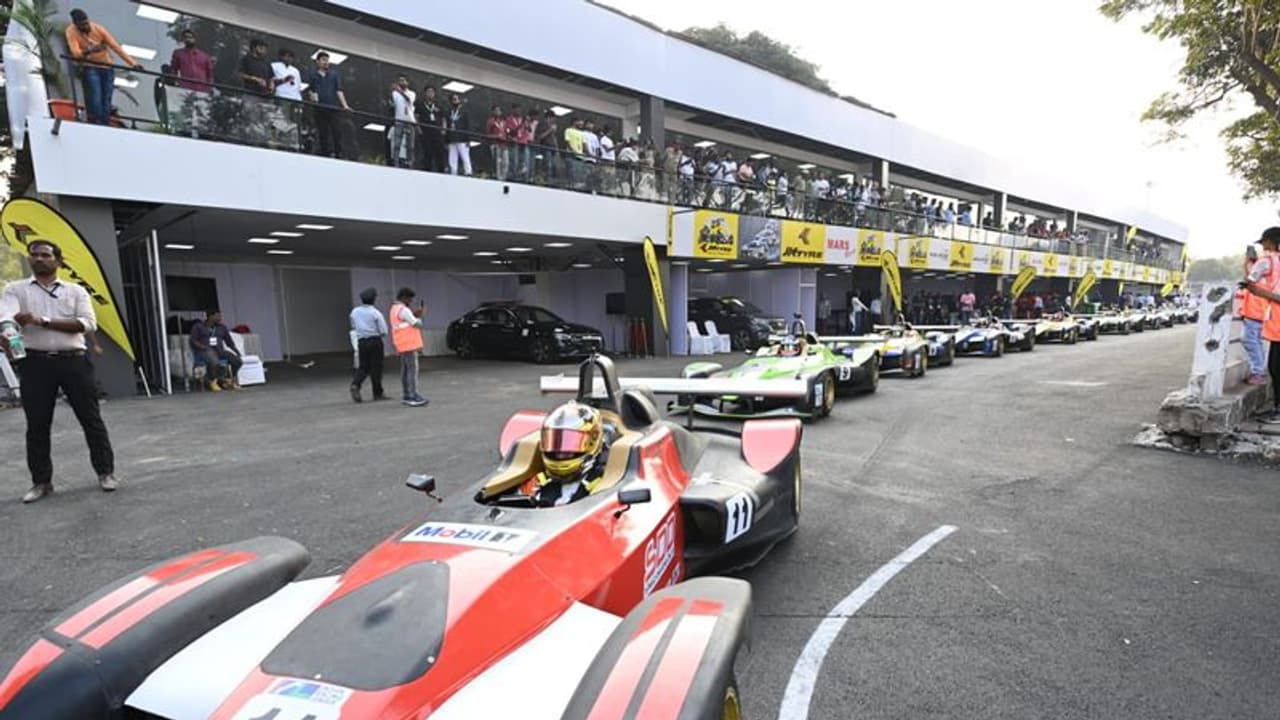 హైదరాబాద్ లో ఇండియన్ రేసింగ్ లీగ్.. ట్రాఫిక్ అడ్వైజరీ జారీ.. పలుచోట్ల ఆంక్షలు హైదరాబాద్ లో ఇండియన్ రేసింగ్ లీగ్.. ట్రాఫిక్ అడ్వైజరీ జారీ.. పలుచోట్ల ఆంక్షలు