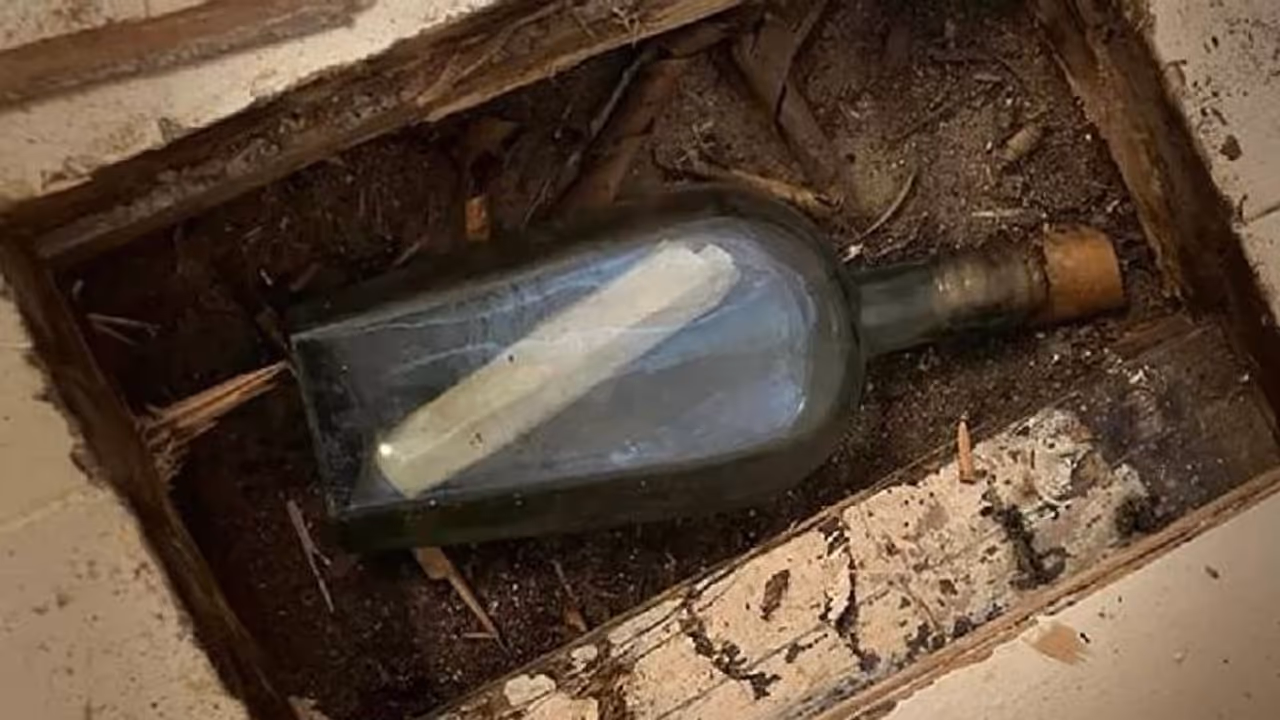 ജോലിക്കിടെ പ്ലംബർ കണ്ടെത്തിയത് വിസ്കിയുടെ കുപ്പിയിൽ അടച്ചുവച്ച 135 വർഷം പഴക്കമുള്ള ഒരു സന്ദേശം ജോലിക്കിടെ പ്ലംബർ കണ്ടെത്തിയത് വിസ്കിയുടെ കുപ്പിയിൽ അടച്ചുവച്ച 135 വർഷം പഴക്കമുള്ള ഒരു സന്ദേശം