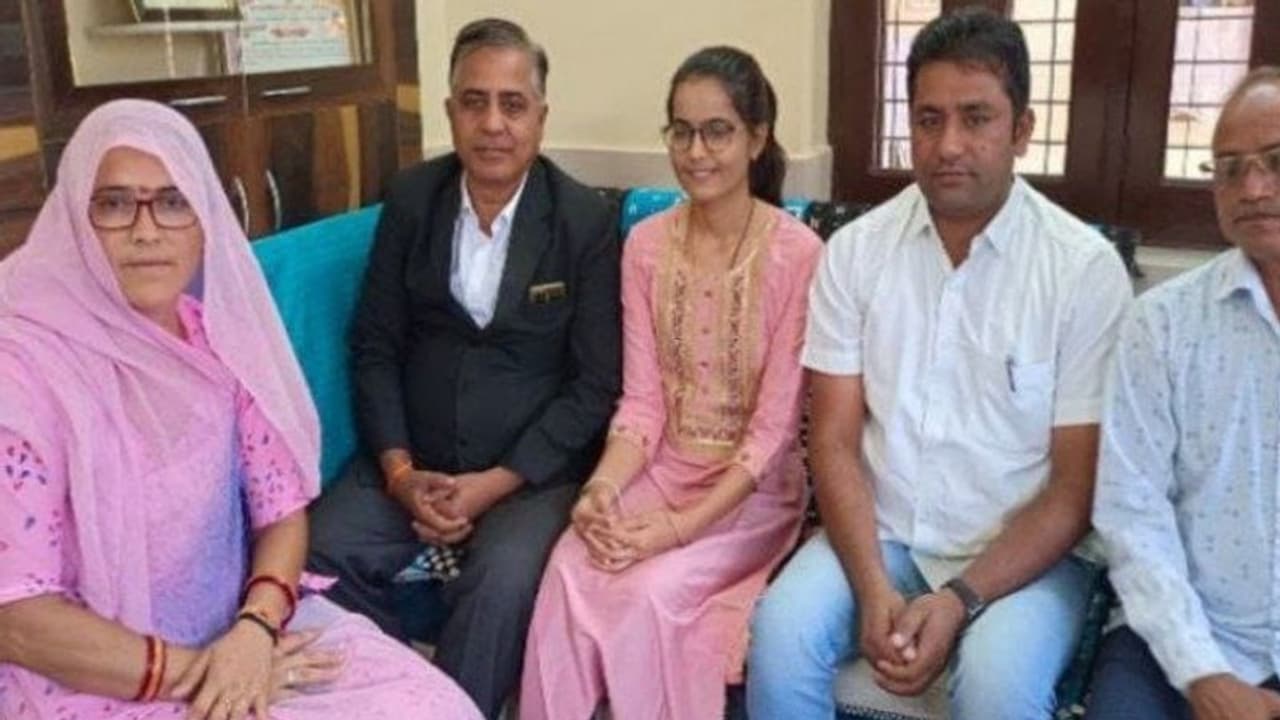  पिता चल फिर नहीं सकते: मां ने बेटी की पढ़ाई खातिर बेच दिया पुश्तैनी मकान, अब लाडो ने देश भर में कर दिया टॉप