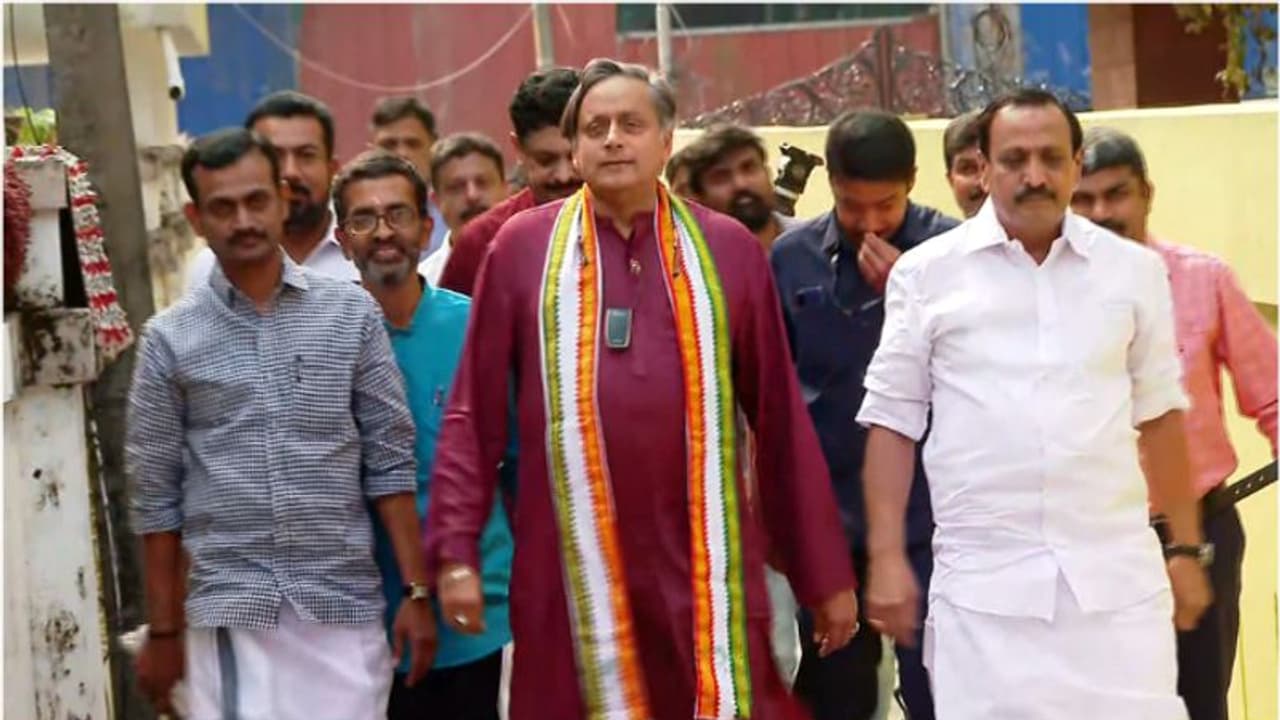 'ചുവപ്പ് കാര്ഡ് തരാന് അംപയര് ഇറങ്ങിയിട്ടില്ല,എല്ലാ കളികളിലും സെന്റര് ഫോര്വേഡായാണ് കളിക്കുന്നത്'; തരൂര് 'ചുവപ്പ് കാര്ഡ് തരാന് അംപയര് ഇറങ്ങിയിട്ടില്ല,എല്ലാ കളികളിലും സെന്റര് ഫോര്വേഡായാണ് കളിക്കുന്നത്'; തരൂര്