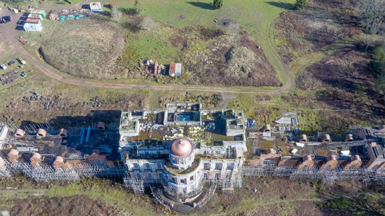 ബക്കിംഗ്ഹാം കൊട്ടാരത്തേക്കാൾ വലുത്, ഇന്ന് ഹൊറർ പടത്തിലെ വീട് പോലെ, 20 വർഷമായി അനാഥമാക്കപ്പെട്ട ബംഗ്ലാവ് ബക്കിംഗ്ഹാം കൊട്ടാരത്തേക്കാൾ വലുത്, ഇന്ന് ഹൊറർ പടത്തിലെ വീട് പോലെ, 20 വർഷമായി അനാഥമാക്കപ്പെട്ട ബംഗ്ലാവ്