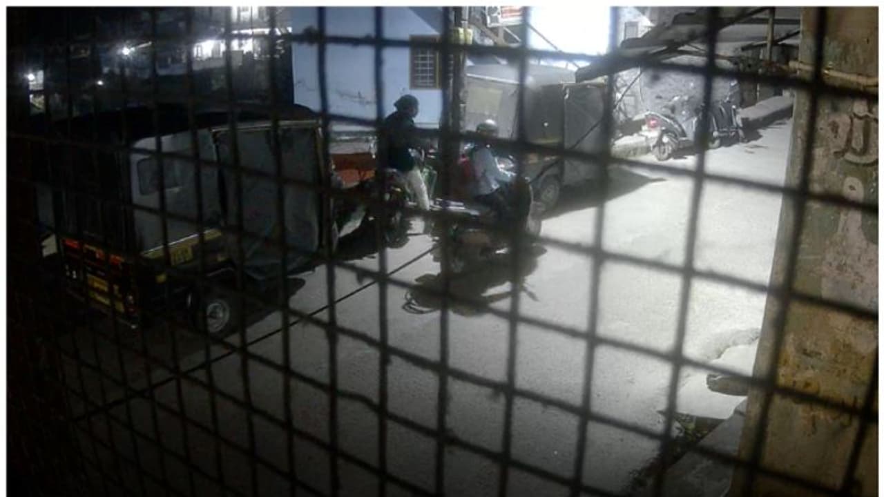 സ്കൂട്ടിയിലെത്തി, ബൈക്കുമായി സ്കൂട്ടായി; ഒരു ലക്ഷം രൂപ വിലയുള്ള ബൈക്ക് മൂന്നാറിൽ മോഷണം പോയി സ്കൂട്ടിയിലെത്തി, ബൈക്കുമായി സ്കൂട്ടായി; ഒരു ലക്ഷം രൂപ വിലയുള്ള ബൈക്ക് മൂന്നാറിൽ മോഷണം പോയി