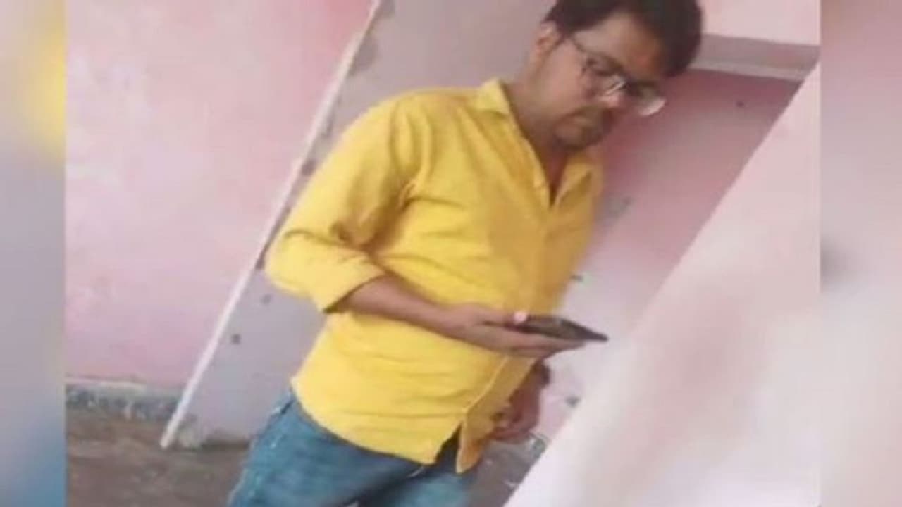 झांसी में लेखपालों ने रिश्वत लेने के लिए निकला नया तरीका, किसानों से वसूली के लिए हायर किए जा रहे है गुर्गें झांसी में लेखपालों ने रिश्वत लेने के लिए निकला नया तरीका, किसानों से वसूली के लिए हायर किए जा रहे है गुर्गें