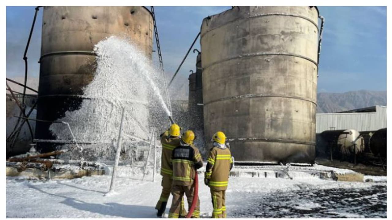 യുഎഇയില് എണ്ണ ഫാക്ടറിയില് തീപിടിത്തം, വന് നാശനഷ്ടം യുഎഇയില് എണ്ണ ഫാക്ടറിയില് തീപിടിത്തം, വന് നാശനഷ്ടം