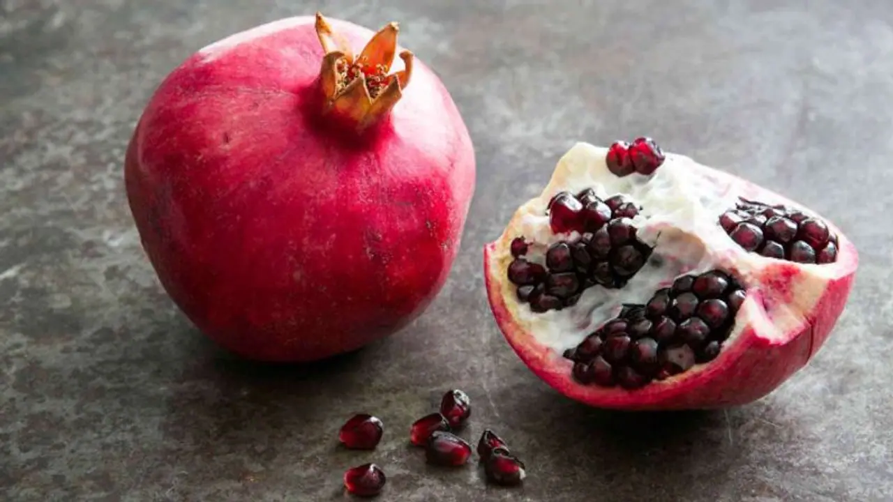 മാതളനാരങ്ങ പൊളിക്കാം ഈസിയായി; സിംപിള് ടിപ്പുമായി വീഡിയോ മാതളനാരങ്ങ പൊളിക്കാം ഈസിയായി; സിംപിള് ടിപ്പുമായി വീഡിയോ