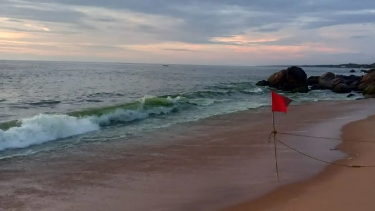 പച്ചയും നീലയും ചുവപ്പും ഓറഞ്ചും; കോവളത്ത് കടലിന്റെ നിറംമാറുന്ന പ്രതിഭാസം, ആശങ്കയോടെ തീരം പച്ചയും നീലയും ചുവപ്പും ഓറഞ്ചും; കോവളത്ത് കടലിന്റെ നിറംമാറുന്ന പ്രതിഭാസം, ആശങ്കയോടെ തീരം