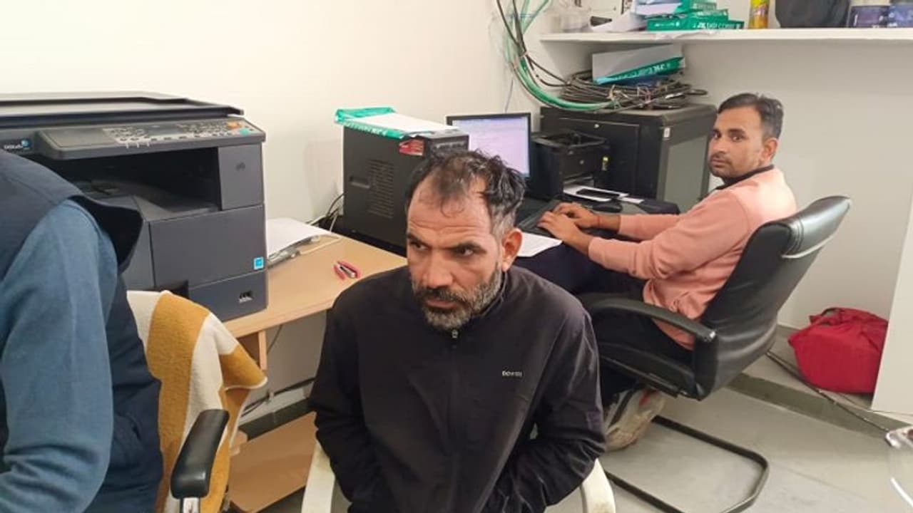 दलाल ने पुलिस वाले के लिए शराब व्यवसायी से मांगी 2 लाख की रिश्वत, एंटी करप्शन ने पकड़ किया चौंकाने वाला खुलासा दलाल ने पुलिस वाले के लिए शराब व्यवसायी से मांगी 2 लाख की रिश्वत, एंटी करप्शन ने पकड़ किया चौंकाने वाला खुलासा