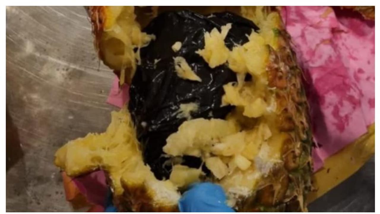 പൈനാപ്പിളിനകത്ത് കഞ്ചാവ്; യാത്രക്കാരന്‍ വിമാനത്താവളത്തില്‍ പിടിയില്‍