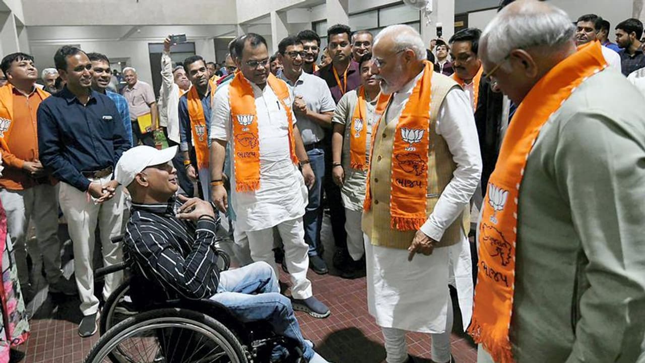 गुजरात का रण जीतने के लिए पीएम मोदी ने बंद कमरे में बनाई स्ट्रेटेजी, पुराने सहयोगियों कार्यकर्ताओं से भी मिले