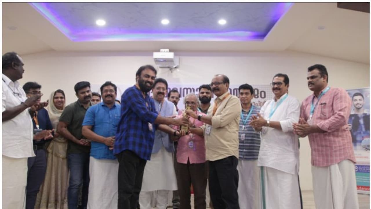 എം മുകുന്ദന് ‘പ്രവാസ മുദ്ര’ പുരസ്കാരം സമ്മാനിച്ചു എം മുകുന്ദന് ‘പ്രവാസ മുദ്ര’ പുരസ്കാരം സമ്മാനിച്ചു