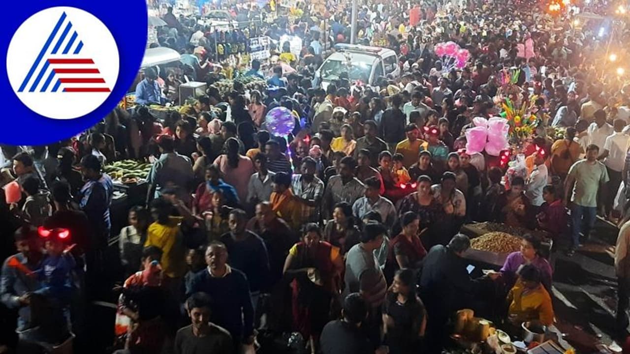 Bengaluru: ಕಡಲೆಕಾಯಿ ಪರಿಷೆಗೆ ಜನಸಾಗರ: ಜಗಮಗಿಸುವ ವಿದ್ಯುತ್ ಅಲಂಕಾರ Bengaluru: ಕಡಲೆಕಾಯಿ ಪರಿಷೆಗೆ ಜನಸಾಗರ: ಜಗಮಗಿಸುವ ವಿದ್ಯುತ್ ಅಲಂಕಾರ