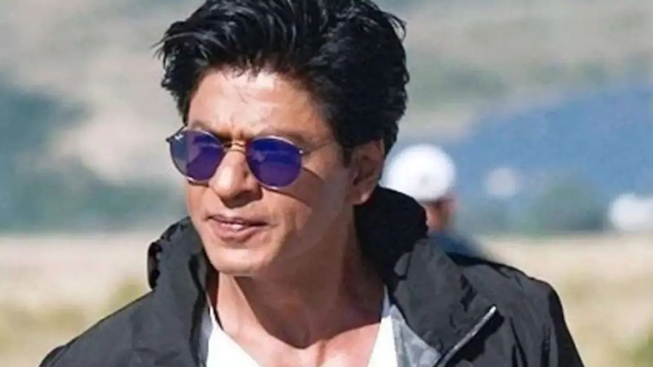 शाहरुख खान के 200 करोड़ के बंगले Mannat पर लगाई गई नई चमचमाती डायमंड नेम प्लेट, क्रेजी हुए फैन्स शाहरुख खान के 200 करोड़ के बंगले Mannat पर लगाई गई नई चमचमाती डायमंड नेम प्लेट, क्रेजी हुए फैन्स