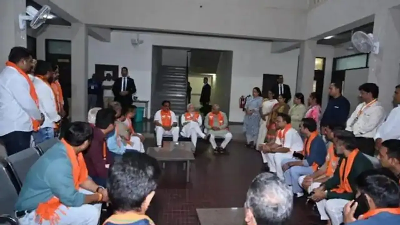 PM मोदी ने गुजरात में कार्यकर्ताओं को दिया सरप्राइज, बेंच पर बैठकर परिवार की तरह की बात...याद आए पुराने दिन PM मोदी ने गुजरात में कार्यकर्ताओं को दिया सरप्राइज, बेंच पर बैठकर परिवार की तरह की बात...याद आए पुराने दिन