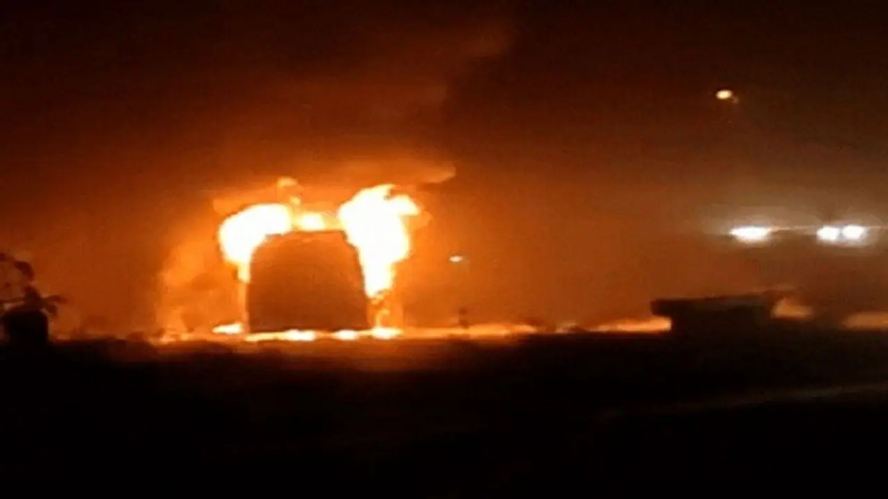 आजमगढ़: बाइक की टक्कर से AC बस में लगी भीषण आग, 2 की मौत 6 यात्री झुलसे, 10 मिनट में जलकर हुई राख आजमगढ़: बाइक की टक्कर से AC बस में लगी भीषण आग, 2 की मौत 6 यात्री झुलसे, 10 मिनट में जलकर हुई राख