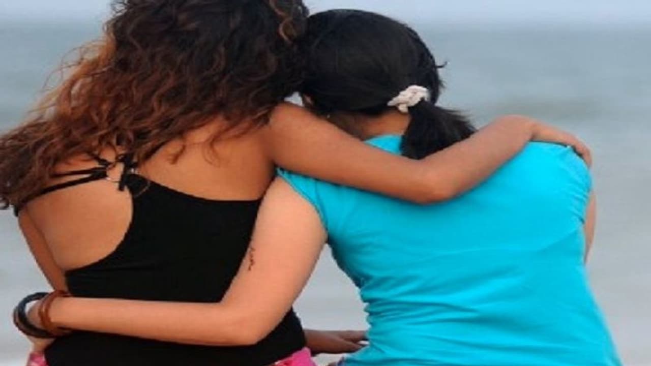 आधी रात को घर से निकली 2 सगी बहनें, 100 KM दूर इस हालत में मिलीं...सच्चाई पता चली तो सन्न रह गया परिवार आधी रात को घर से निकली 2 सगी बहनें, 100 KM दूर इस हालत में मिलीं...सच्चाई पता चली तो सन्न रह गया परिवार