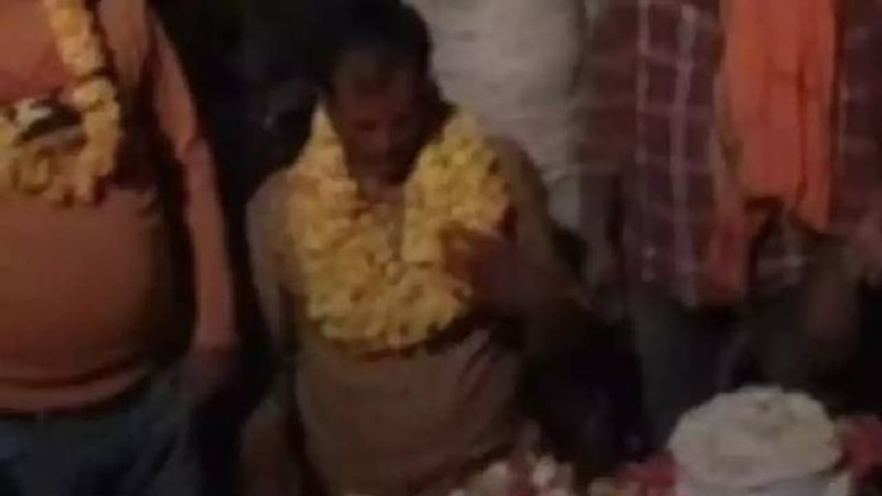 തോക്ക് വച്ച് പിറന്നാൾ കേക്ക് മുറിച്ച് ലൈവുമിട്ടു, ഗ്രാമത്തലവൻ അറസ്റ്റിലായി തോക്ക് വച്ച് പിറന്നാൾ കേക്ക് മുറിച്ച് ലൈവുമിട്ടു, ഗ്രാമത്തലവൻ അറസ്റ്റിലായി