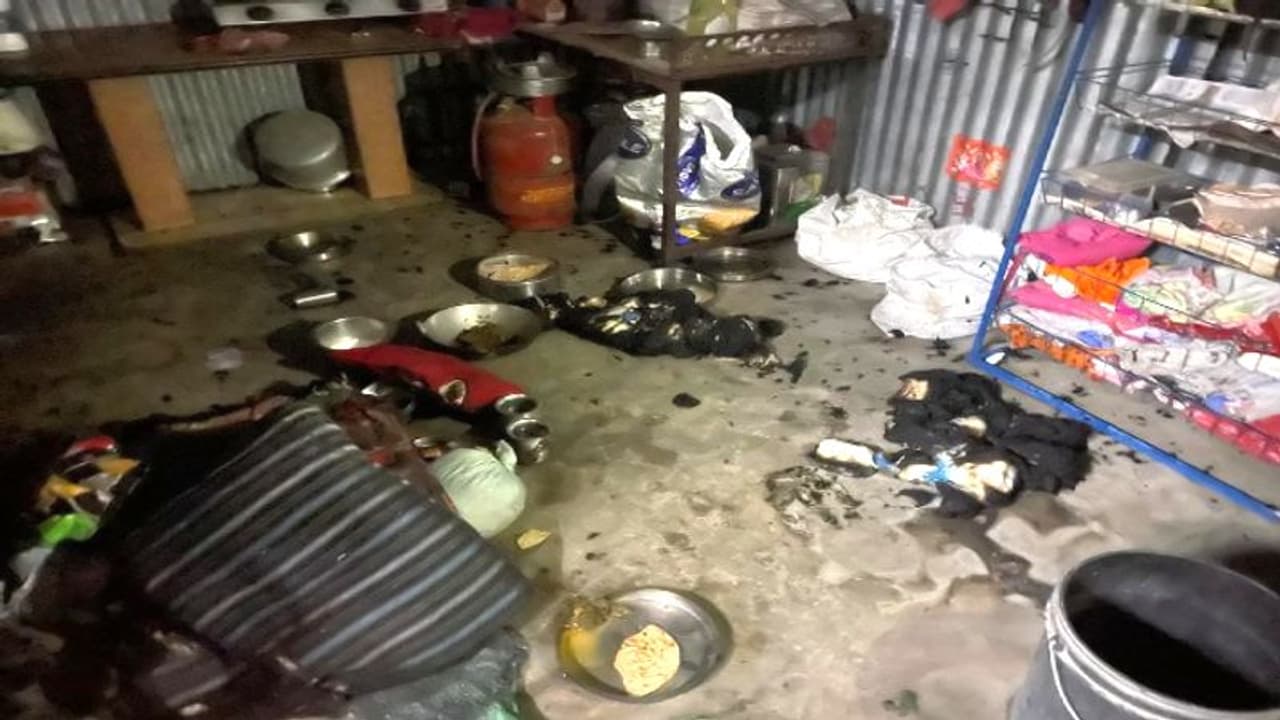 राजस्थान में एक बार फिर पुजारी पर प्रहारः बदमाशों ने ज्वलनशील पदार्थ डाल लगा दी आग, 10 हुए बुक, ये बनी वजह.. राजस्थान में एक बार फिर पुजारी पर प्रहारः बदमाशों ने ज्वलनशील पदार्थ डाल लगा दी आग, 10 हुए बुक, ये बनी वजह..