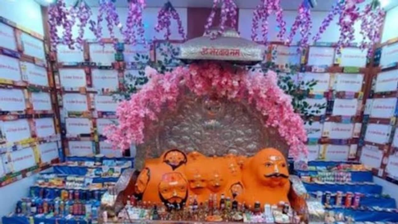 ദൈവത്തിന് കാഴ്ചയായി സമർപ്പിക്കുന്നത് മദ്യവും സിഗരറ്റും, പ്രസാദമായി ഇതുതന്നെ തിരികെ ലഭിക്കും ദൈവത്തിന് കാഴ്ചയായി സമർപ്പിക്കുന്നത് മദ്യവും സിഗരറ്റും, പ്രസാദമായി ഇതുതന്നെ തിരികെ ലഭിക്കും