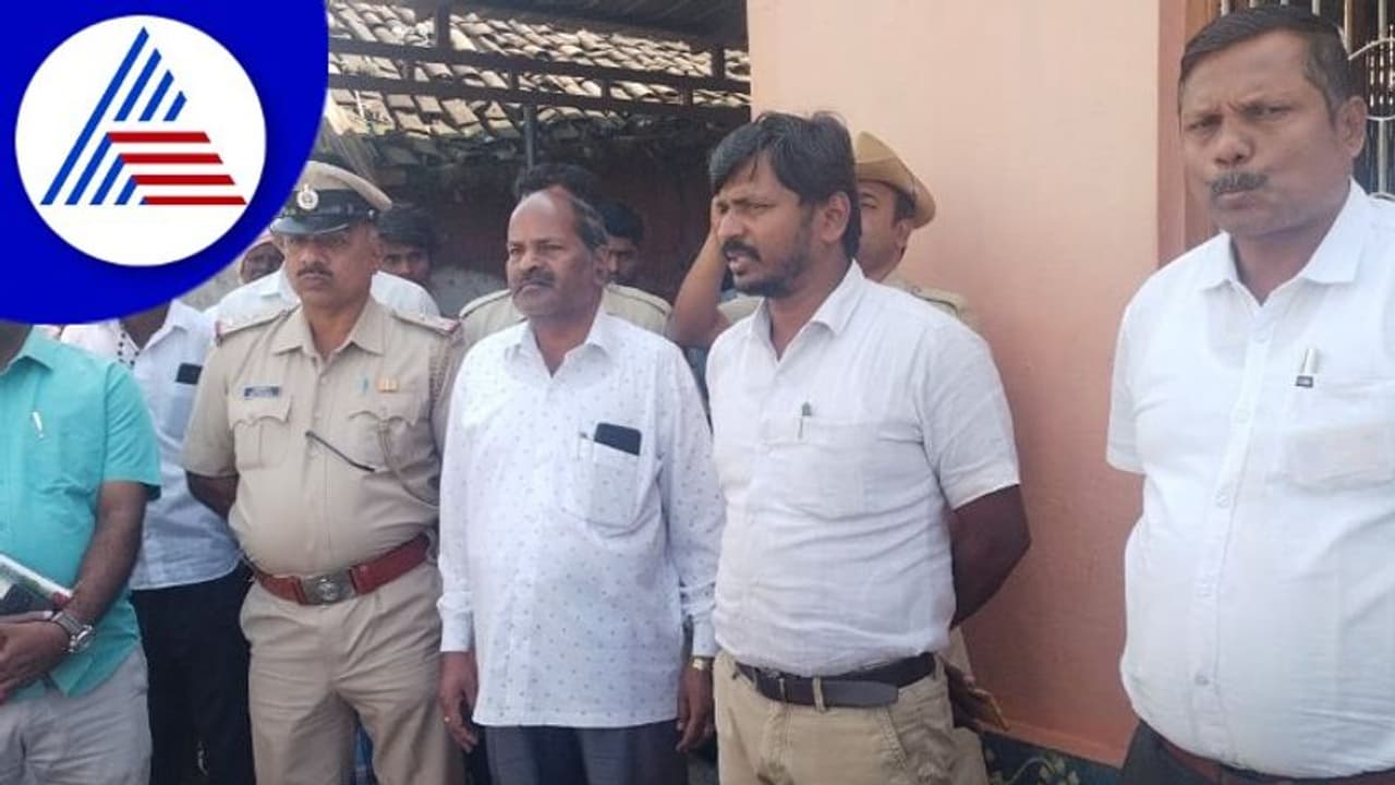 ದಲಿತೆ ನೀರು ಕುಡಿದಿದ್ದಕ್ಕೆ ಟ್ಯಾಂಕ್ ಸ್ವಚ್ಛ, ಗ್ರಾಮಕ್ಕೆ ತೆರಳಿ ಎಲ್ಲಾ ದಲಿತರಿಗೆ ನೀರು ಕುಡಿಸಿದ ಅಧಿಕಾರಿ ದಲಿತೆ ನೀರು ಕುಡಿದಿದ್ದಕ್ಕೆ ಟ್ಯಾಂಕ್ ಸ್ವಚ್ಛ, ಗ್ರಾಮಕ್ಕೆ ತೆರಳಿ ಎಲ್ಲಾ ದಲಿತರಿಗೆ ನೀರು ಕುಡಿಸಿದ ಅಧಿಕಾರಿ