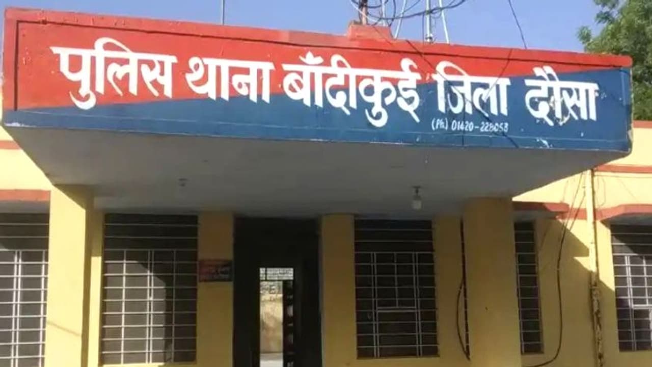 गर्ल्स कॉलेज के प्रिसिंपल को भारी पड़ी उनकी रंगमिजाजीः लड़कियों से की हरकत तो मच गया हंगामा, दर्ज हो गई FIR गर्ल्स कॉलेज के प्रिसिंपल को भारी पड़ी उनकी रंगमिजाजीः लड़कियों से की हरकत तो मच गया हंगामा, दर्ज हो गई FIR