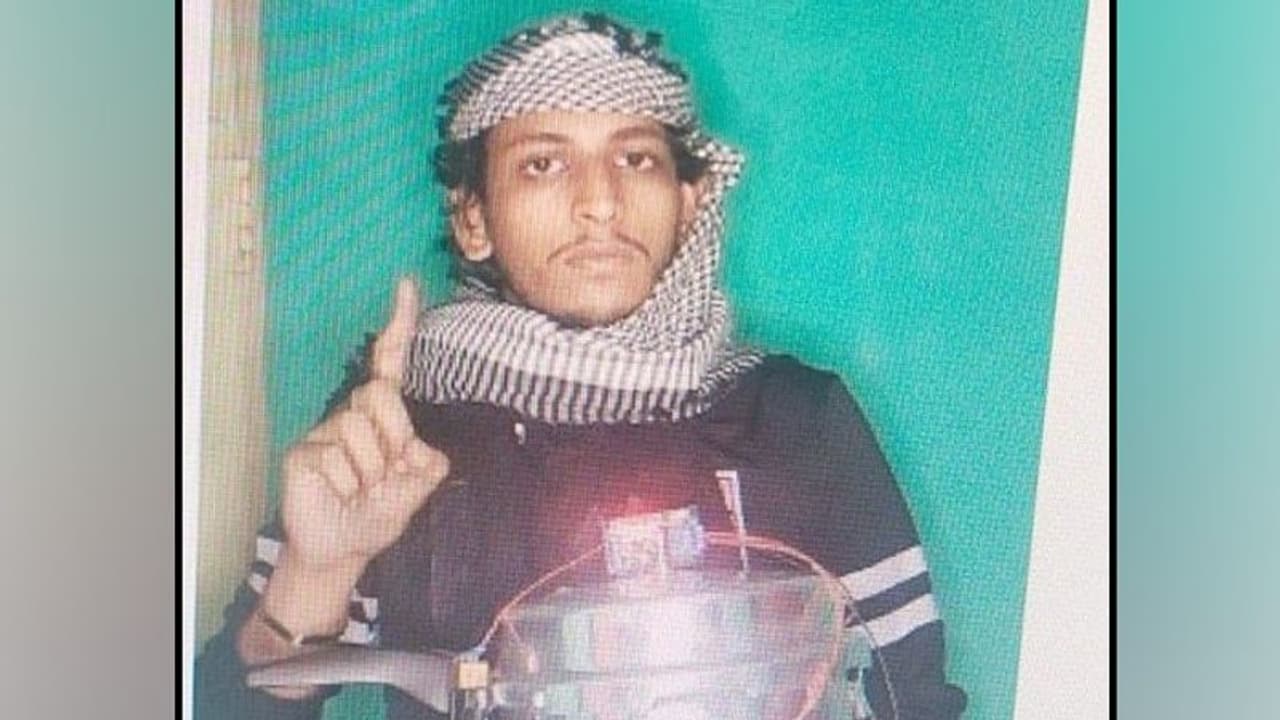 Mangaluru blast: Accused’s photo with cooker bomb surfaces; he used dark web to contact handlers Mangaluru blast: Accused’s photo with cooker bomb surfaces; he used dark web to contact handlers