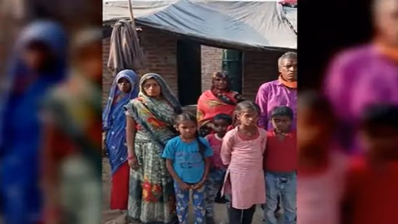 कागजों में मर चुका है लखीमपुर का ये परिवार, 5 भाई समेत खुद के जिंदा होने का सबूत दे रहा बुजुर्ग