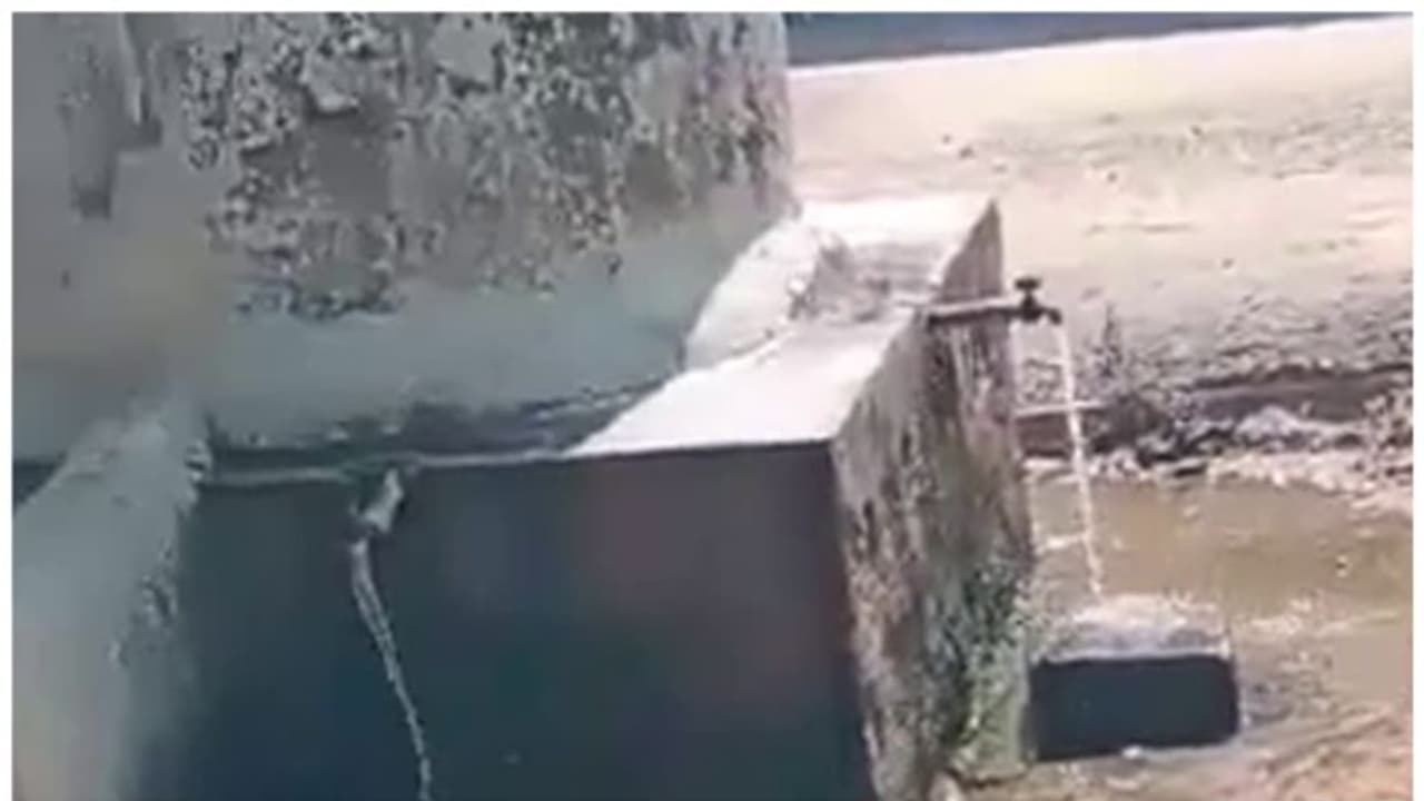 ദളിത് സ്ത്രീ വെള്ളം കുടിച്ചു, കുടിവെള്ള ടാങ്ക് ഗോമൂത്രം കൊണ്ട് കഴുകി ഉന്നതജാതിക്കാർ; അന്വേഷണം ദളിത് സ്ത്രീ വെള്ളം കുടിച്ചു, കുടിവെള്ള ടാങ്ക് ഗോമൂത്രം കൊണ്ട് കഴുകി ഉന്നതജാതിക്കാർ; അന്വേഷണം