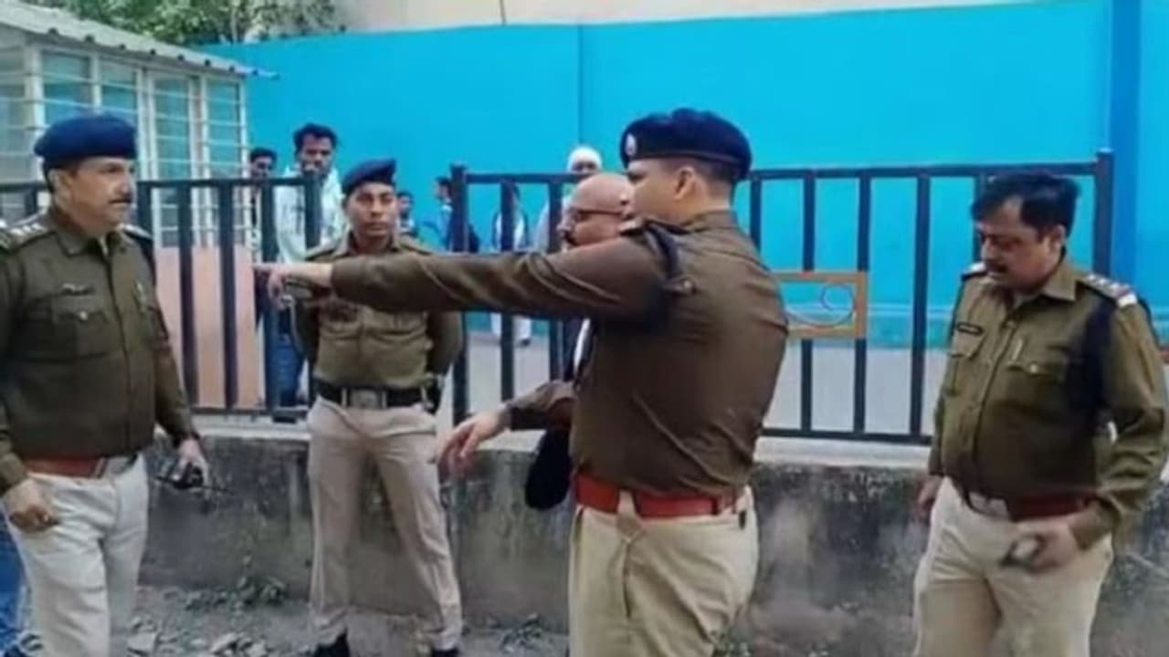 ग्वालियर में 3 मिनट में 1.20 करोड़ की लूट, लुटेरे बाइक से आए कार सवार को तमंचा लगाया, और पैसे लेकर हुए फरार ग्वालियर में 3 मिनट में 1.20 करोड़ की लूट, लुटेरे बाइक से आए कार सवार को तमंचा लगाया, और पैसे लेकर हुए फरार