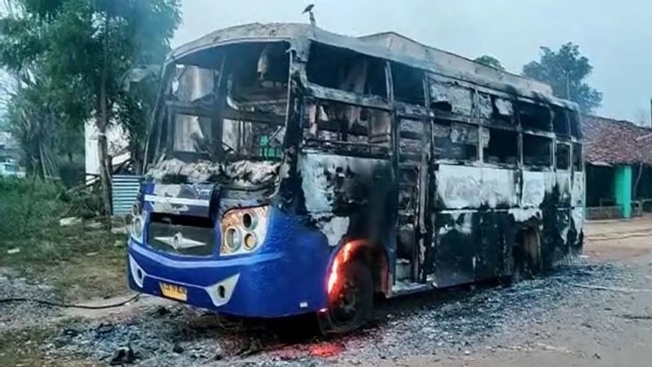 कांकेर में नक्सलियों का तांडव, चार मोबाइल टावरों और वाहनों को जलाया, बोले साथियों की मौत का बदला लेंगे कांकेर में नक्सलियों का तांडव, चार मोबाइल टावरों और वाहनों को जलाया, बोले साथियों की मौत का बदला लेंगे