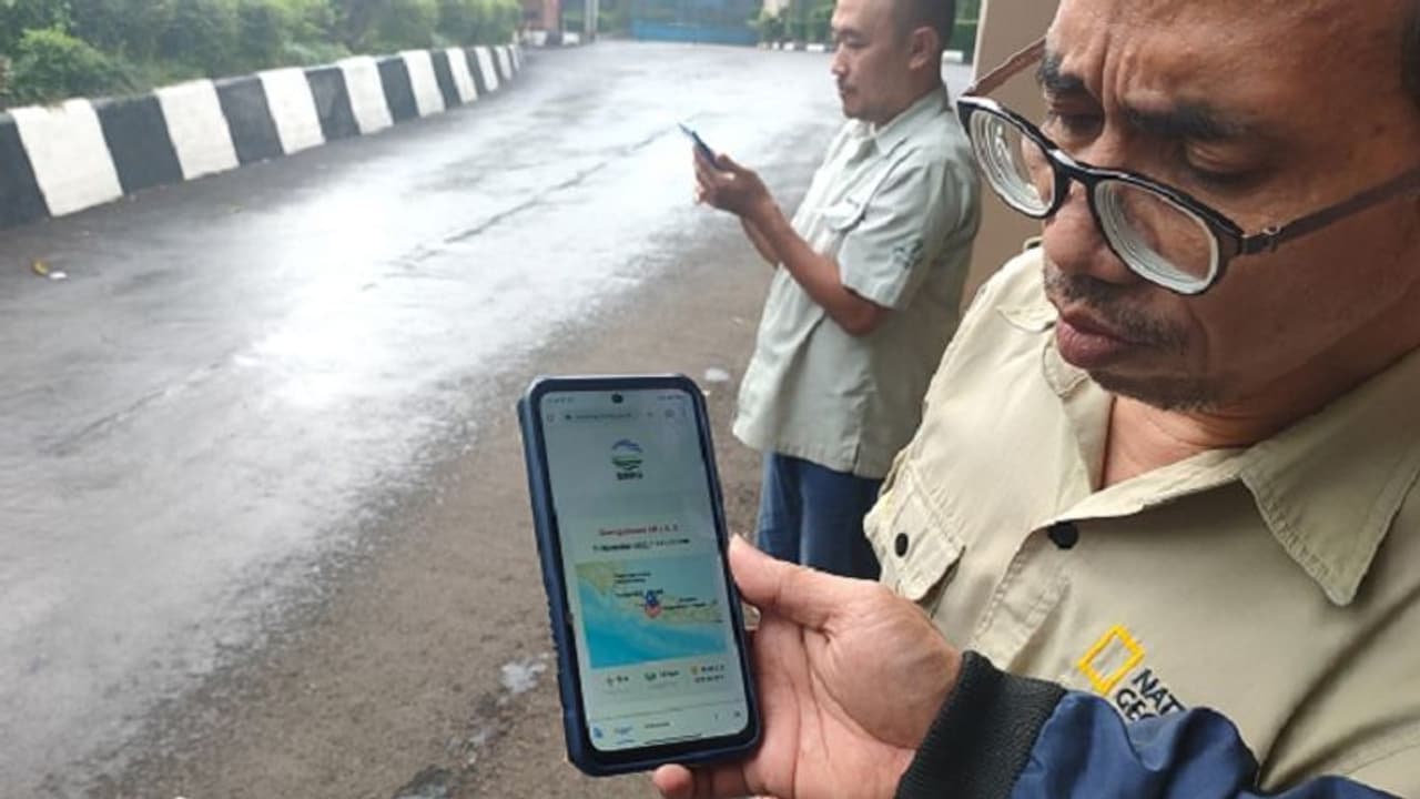 Over 160 killed, 300 injured as 5.6 magnitude earthquake hits Indonesia Over 160 killed, 300 injured as 5.6 magnitude earthquake hits Indonesia