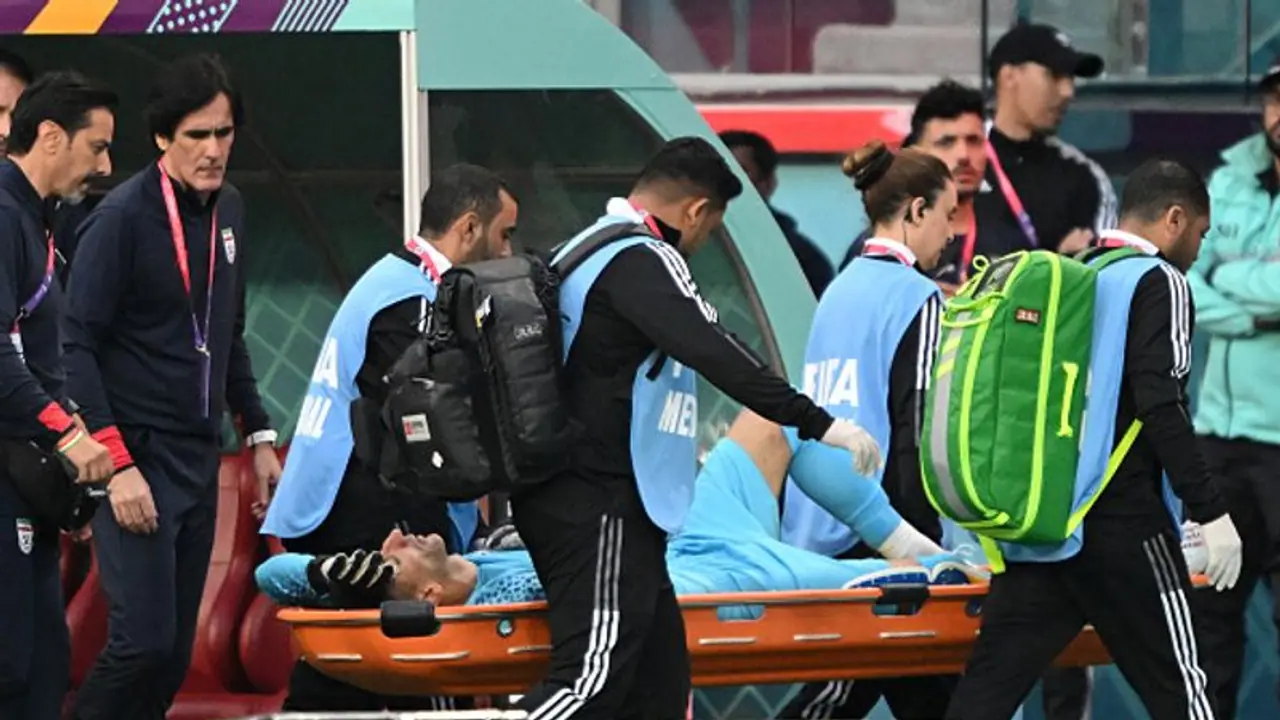 ஃபிஃபா கால்பந்து உலக கோப்பை: ஈரான் கோல்கீப்பருக்கு மூக்கில் பலத்த அடி.. ஸ்ட்ரெட்சரில் தூக்கிச்சென்ற பரிதாபம் 