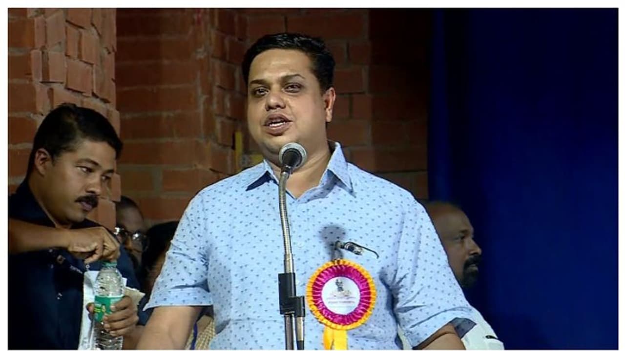'താന് ശശി തരൂരിന്റെ ഫാന്',തരൂര് ഉപയോഗിക്കുന്ന ചില വാക്കുകളുടെ അര്ത്ഥത്തിന് ഡിക്ഷനറി തേടിയിട്ടുണ്ട്: ഷംസീർ 'താന് ശശി തരൂരിന്റെ ഫാന്',തരൂര് ഉപയോഗിക്കുന്ന ചില വാക്കുകളുടെ അര്ത്ഥത്തിന് ഡിക്ഷനറി തേടിയിട്ടുണ്ട്: ഷംസീർ