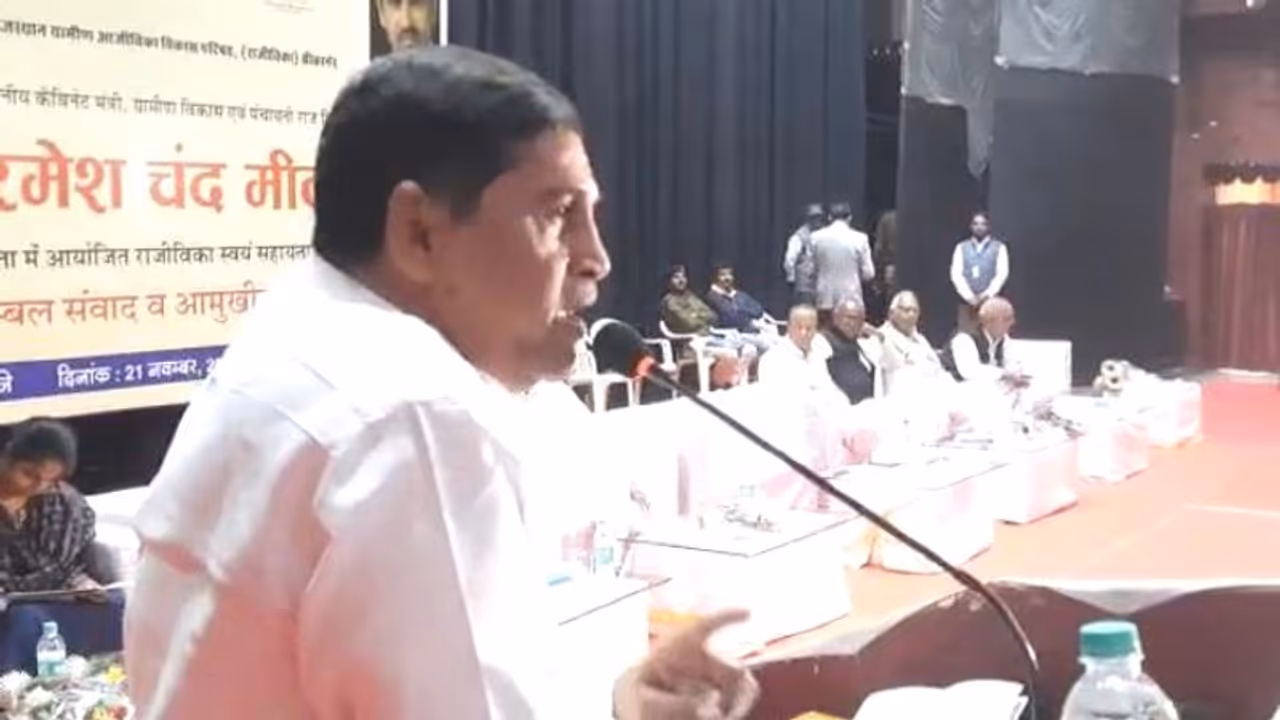 ब्यूरोक्रेसी VS पॉलिटिक्स: अब पंचायती राज मंत्री ने कलेक्टर को निपटाया, गुनाह इतना कि स्पीच के समय पिक किया फो ब्यूरोक्रेसी VS पॉलिटिक्स: अब पंचायती राज मंत्री ने कलेक्टर को निपटाया, गुनाह इतना कि स्पीच के समय पिक किया फो