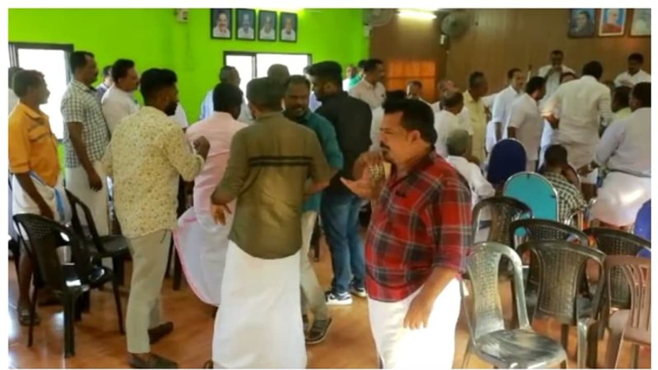 വാക്കേറ്റം, കയ്യാങ്കളി; പിറവത്ത് കോണ്‍ഗ്രസ് പ്രവര്‍ത്തകര്‍ ഏറ്റുമുട്ടി