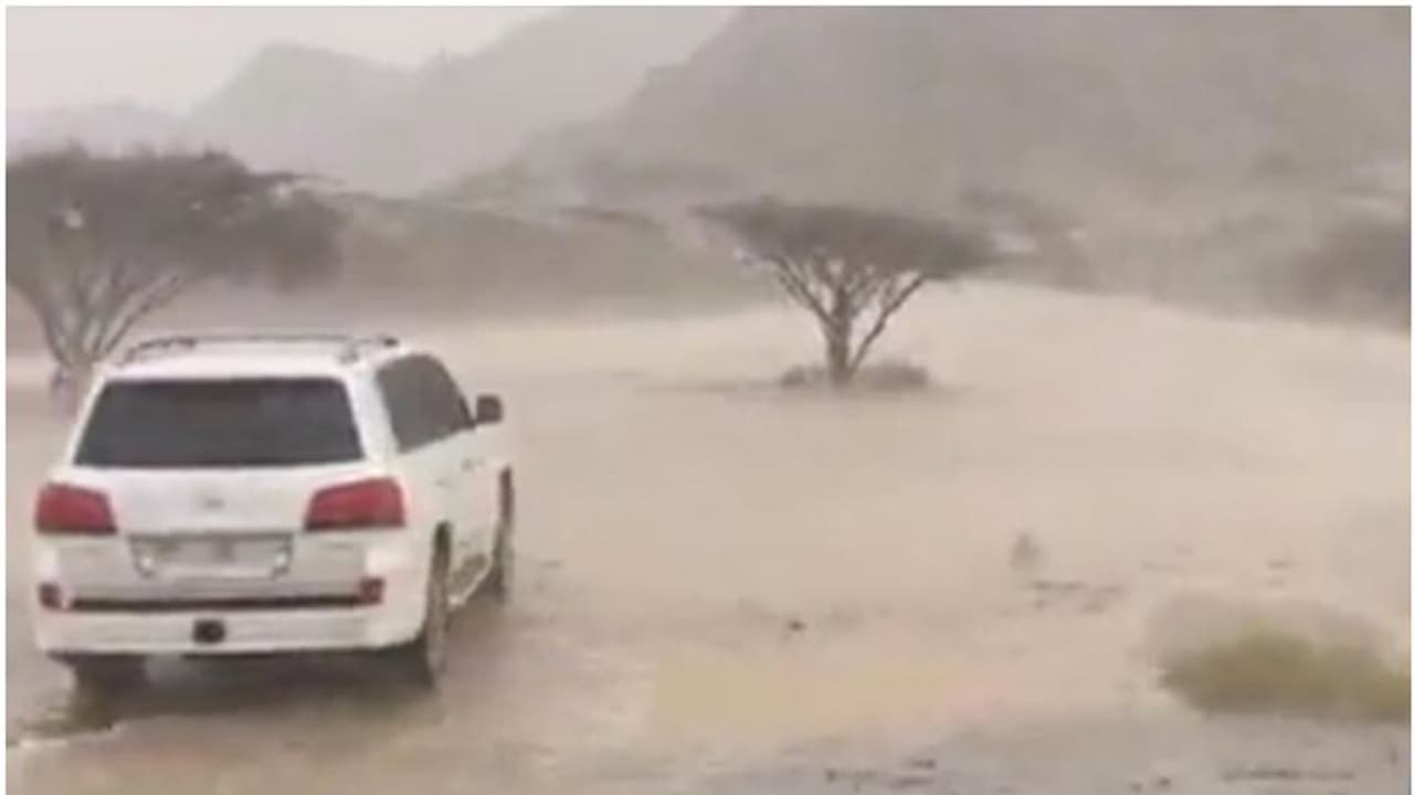 യുഎഇയുടെ പല ഭാഗങ്ങളിലും കനത്ത മഴ യുഎഇയുടെ പല ഭാഗങ്ങളിലും കനത്ത മഴ