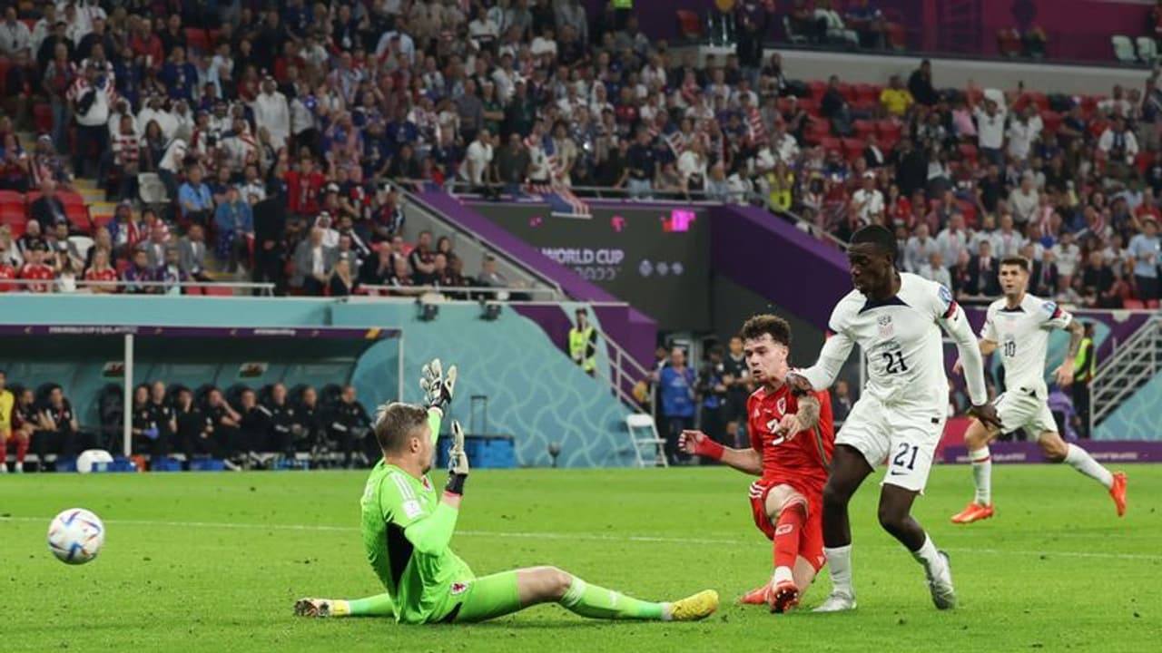 ഫിഫ ലോകകപ്പ്:ആക്രമണത്തില്‍ പതറി വെയ്ല്‍സ്,ആദ്യ പകുതിയില്‍ അമേരിക്ക മുന്നില്‍ 