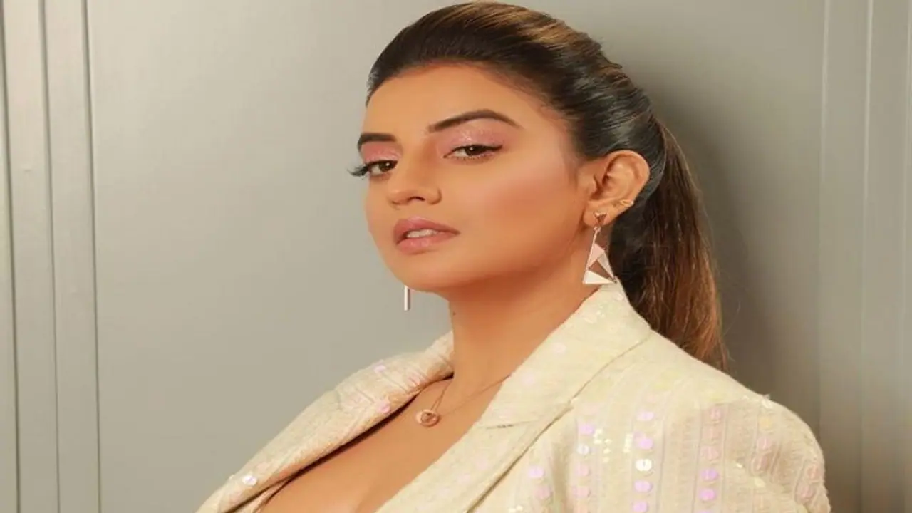 अक्षरा सिंह को ढूंढने क्यों मुंबई पहुंची बिहार पुलिस, भोजपुरी एक्ट्रेस ने हाजीपुर कोर्ट में कर दिया सरेंडर अक्षरा सिंह को ढूंढने क्यों मुंबई पहुंची बिहार पुलिस, भोजपुरी एक्ट्रेस ने हाजीपुर कोर्ट में कर दिया सरेंडर