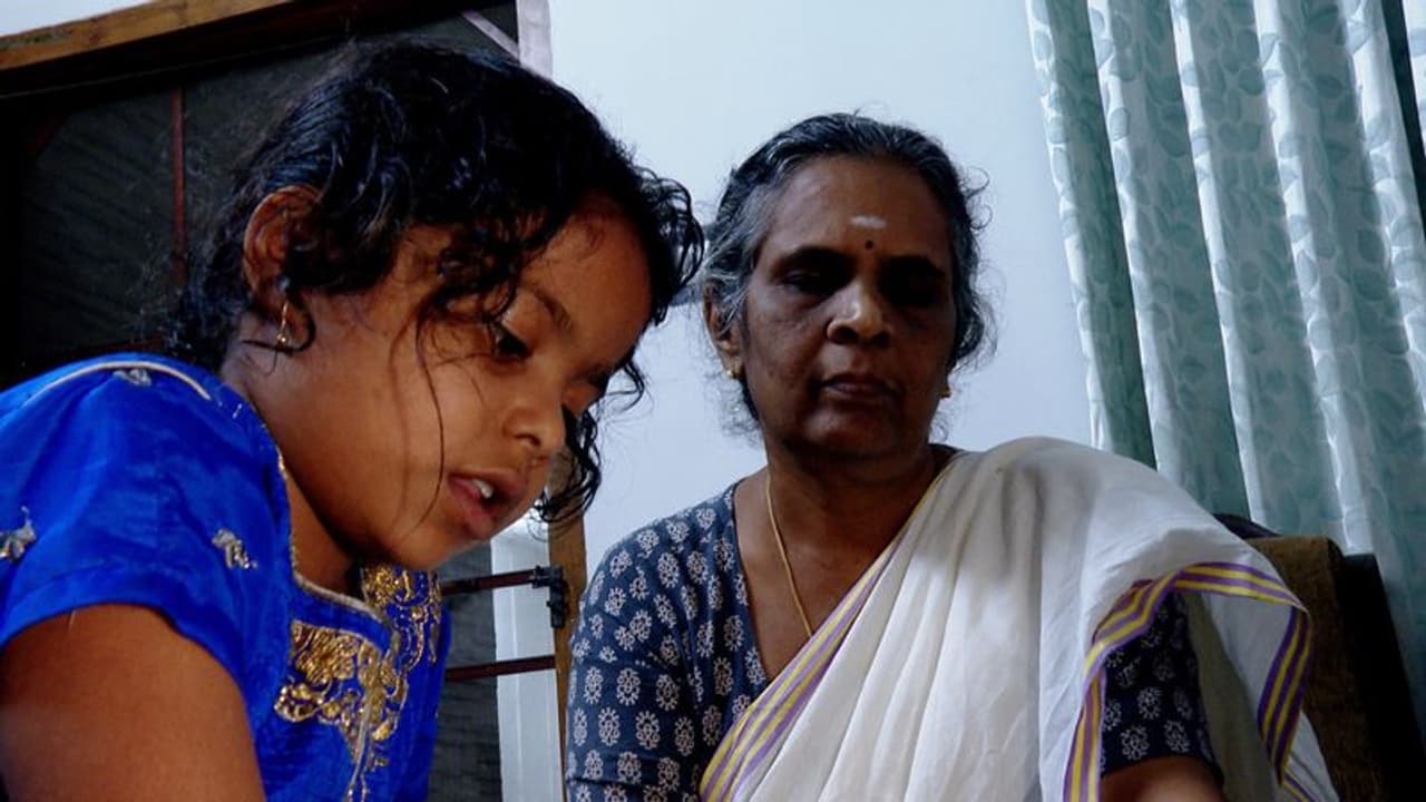 'ഭാഷയുടെ അതിരുകൾ കടന്നൊരു ചേർത്ത് പിടിക്കൽ', ഒഡീഷയിൽ നിന്നുള്ള എട്ടുവയസുകാരിക്ക് അക്ഷരവെളിച്ചമായി അജിത 'ഭാഷയുടെ അതിരുകൾ കടന്നൊരു ചേർത്ത് പിടിക്കൽ', ഒഡീഷയിൽ നിന്നുള്ള എട്ടുവയസുകാരിക്ക് അക്ഷരവെളിച്ചമായി അജിത