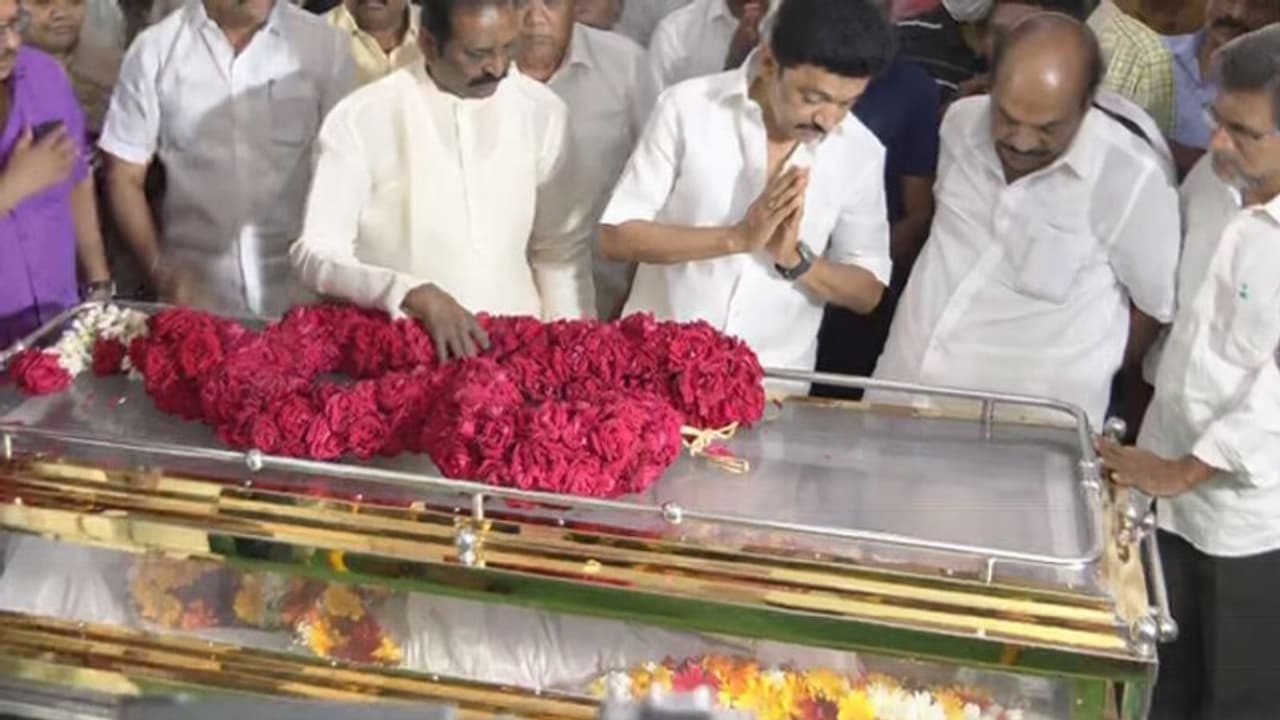 அவ்வை நடராஜன் உடலுக்கு முதல்வர் மு.க.ஸ்டாலின் நேரில் அஞ்சலி.. குடும்பத்தினருக்கும் ஆறுதல்..! அவ்வை நடராஜன் உடலுக்கு முதல்வர் மு.க.ஸ்டாலின் நேரில் அஞ்சலி.. குடும்பத்தினருக்கும் ஆறுதல்..!