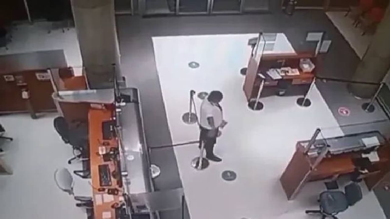 'ആശുപത്രിയിൽ പ്രേതം', വ്യാപകമായി പ്രചരിച്ച് വീഡിയോ, ജീവനക്കാരൻ ആളെ പറ്റിക്കാൻ ചെയ്തതെന്നും ആരോപണം 'ആശുപത്രിയിൽ പ്രേതം', വ്യാപകമായി പ്രചരിച്ച് വീഡിയോ, ജീവനക്കാരൻ ആളെ പറ്റിക്കാൻ ചെയ്തതെന്നും ആരോപണം