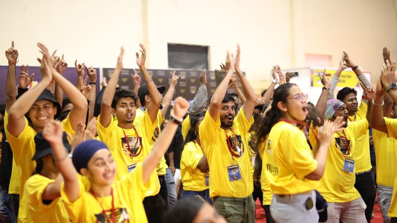 ఐపీఎల్... చెన్నై అభిమాని డ్యాన్స్ కి చీర్ లీడర్స్ ఫిదా..! ఐపీఎల్... చెన్నై అభిమాని డ్యాన్స్ కి చీర్ లీడర్స్ ఫిదా..!